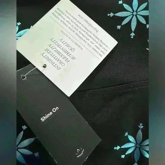 NWT Beyond Yoga High Waisted
Midi Snowflake shiny limited edition Legging
Sz S - Picture 7 of 9